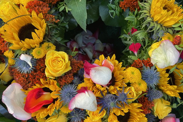 Blumenschmuck und Kränze für eine Beisetzung in Aachen