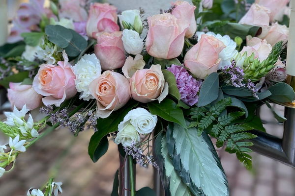 Trauerfloristik mit Blumen für eine Abschiednahme