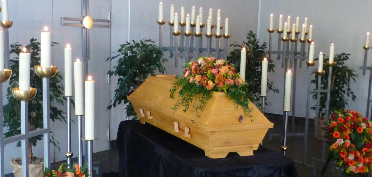 Erdbestattung als klassische Bestattungsform auf dem Friedhof